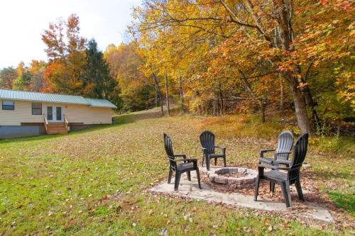 Pigeon Forge Casa | Cozy Cottage w Loveseat Fireplace Grill More