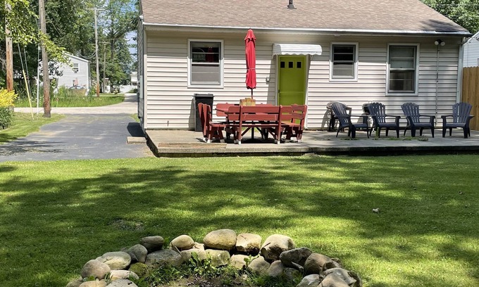 Geneva-on-the-Lake Cabaña | Cozy Cottage w/ Patio, Large Backyard, Close to Lake, Township Park & the Strip!