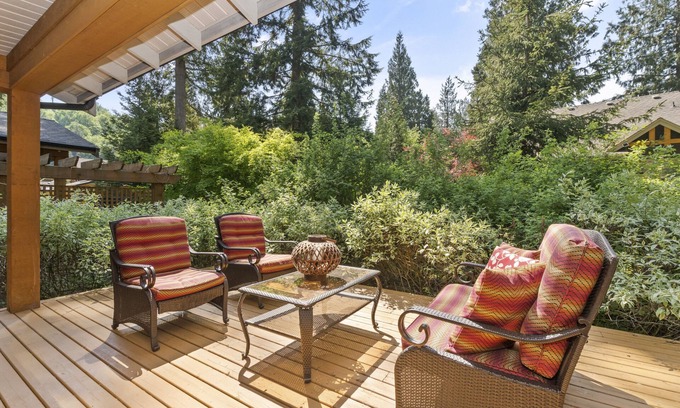 Lindell Beach Cabina | Cozy cottage w/ resort style living near Cultus Lake, perfect for a family stay!