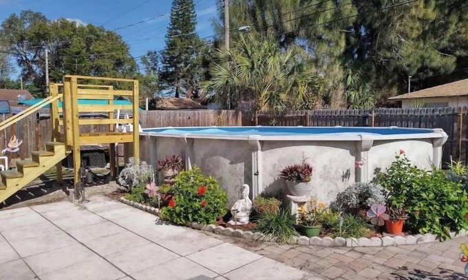 Largo Casa | Cozy Cottage w/ Sunporch & Pool, 8 miles to Indian Rocks Beach.