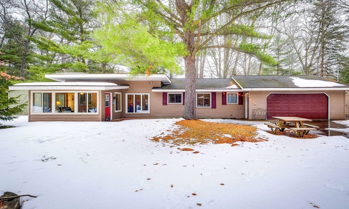 Higgins Lake Cabaña | Cozy Cottage w/ Sunroom - Walk to Higgins Lake!