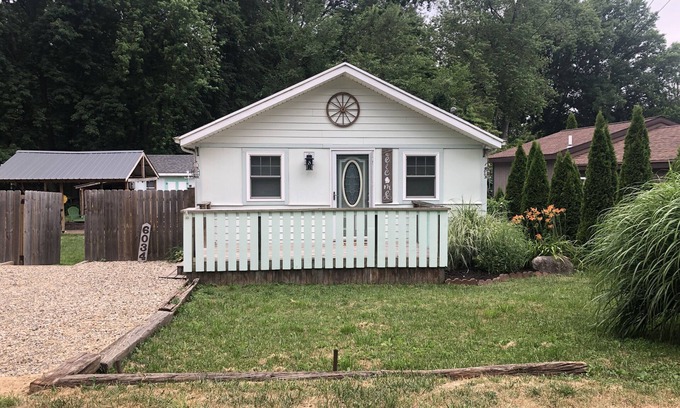 Lake Michigan Beach Cabaña | Cozy cottage with almost .5 acres