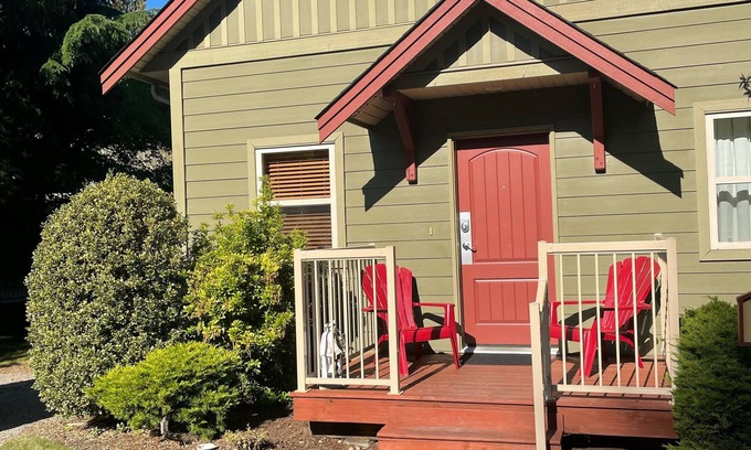 Regional District of Nanaimo Cabaña | Cozy Cottage with deck & BBQ, short walk Rathtrevor Beach.