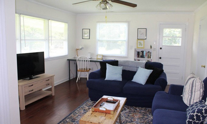 Chickamauga Casa | Cozy Cottage with Fire Pit - Family & Pet friendly - Near Downtown Chickamauga