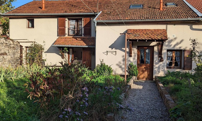 Vauvillers Cabaña | Agradable casa con chimenea y jardín compartido