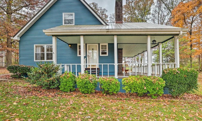Estill Springs Casa | Cozy Cottage with Fireplace and Private Yard