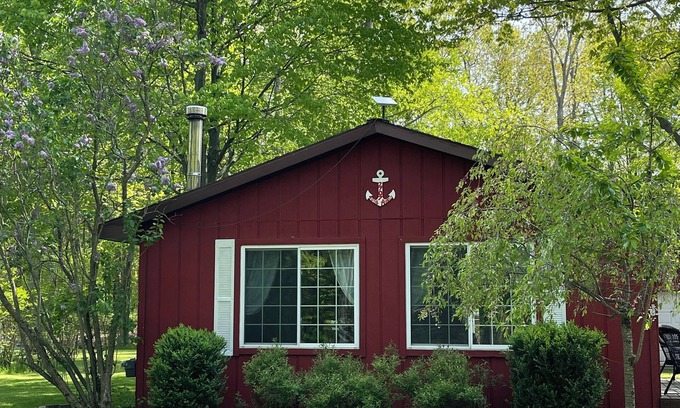 Port Austin Cabaña | Cozy cottage with natural fire place!