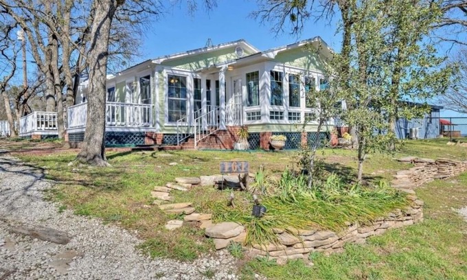 Morgan Chalet De Esquí | Cozy cottage with rooftop deck, fire pit, hot tub & community boat dock and cove