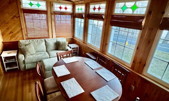 Poplar Ridge Cabaña | Cozy Cottage with Private Dock