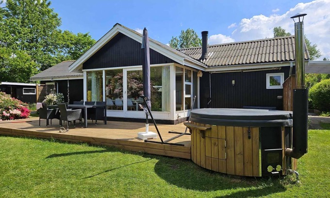 Follenslev Casa | Cozy cottage with wilderness bath