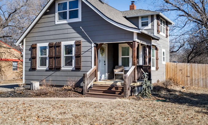 Wichita Cabaña | Cozy Cottage within minutes of the airport, Zoo, and restaurants.