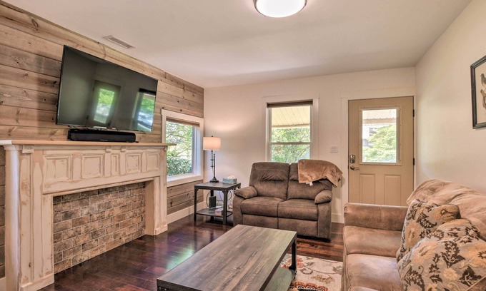 Central Cabaña | Cozy Cottage: Yard + Deck, Walk to Downtown!
