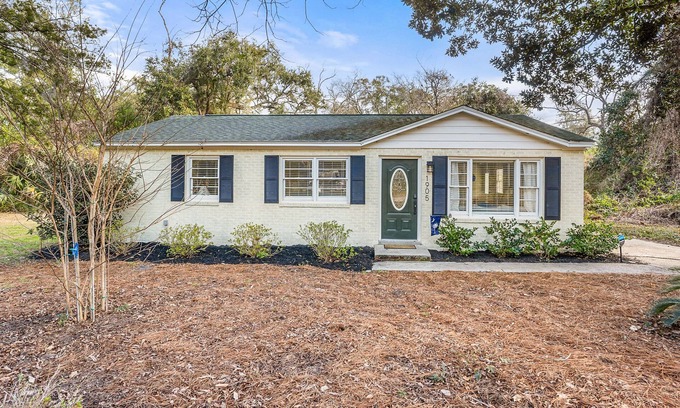 Beaufort Casa | Cozy Cottage + Yard, Near Downtown, Parks & Trails, 15 min to Parris Island