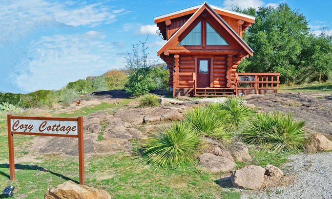 Marble Falls Cabina | Eficiencia Log Cabin loft dormitorio-king cama / baño. Planta baja-living / comedor