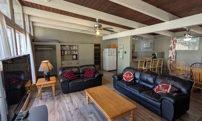 Falcon Lake Cabina | Cozy Cottonwood Cabin at Falcon Lake –Walk to Beach, Shops, Activities & Trails!