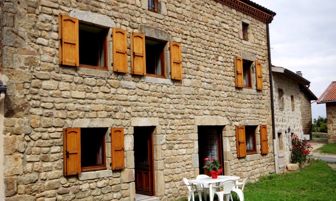 Saint-Nizier-de-Fornas Cabaña | Casa rústica de 143m² con jardín en Monts du Forez, ideal para familias y grupos, cerca de Saint-Etienne