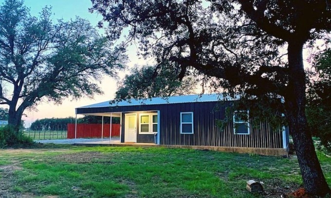 Comanche Casa | Cozy Country Barndo with 3 bedroomd 1bath