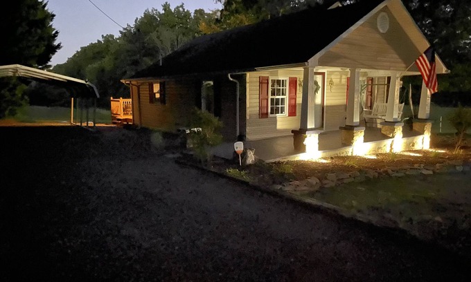 Reidsville Casa | Cozy Country Bungalow, Rocking chair front porch. 20 miles to Danville VA Casino