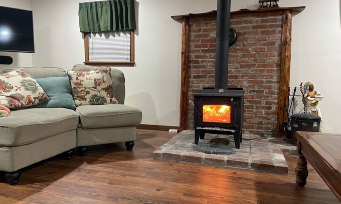 Corydon Cabina | Cozy Country Cabin Getaway now w/ WIFI!!