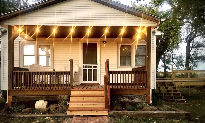 Hutchinson Casa | Cozy Country Cottage is family friendly, small taste of country close to town.
