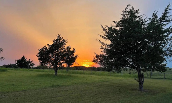 Brenham Cabaña | Cozy country guesthouse