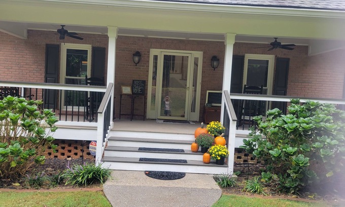Woodstock Casa | Cozy Country Home with 5 Bedrooms 4 Baths and Swimming Pool