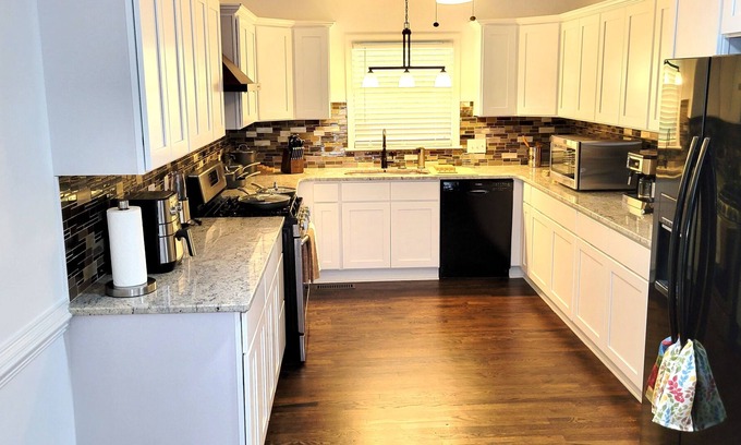Greensboro Casa | Cozy Country Retreat in Beautiful Greensboro/w Pool & Sunroom