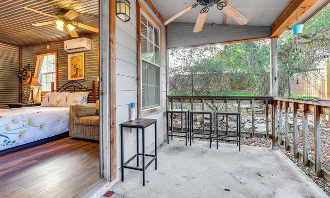 Canyon Lake Apartamento | Cozy Couple's Cottage w/ View Near Canyon Lake!