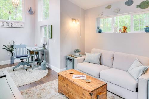 Smithville Casa | Cozy Couples Retreat with Hot Tub in Smithville!