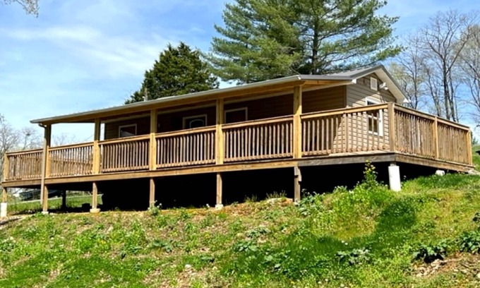 Lucas Casa | Cozy Cove. A cozy one bedroom tiny home.