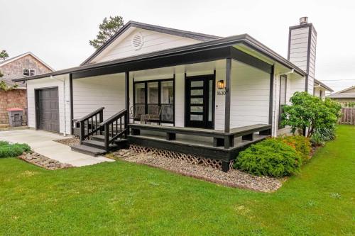Seaside Casa | Cozy Cove Cottage