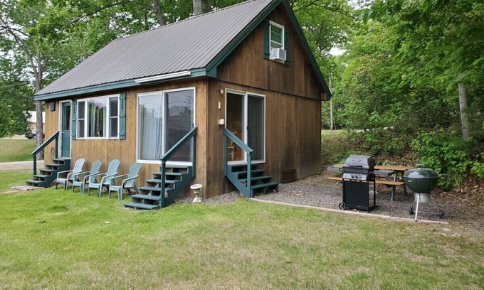 Belgrade Cabina | Cozy Cove Cottage Winter Rental Available