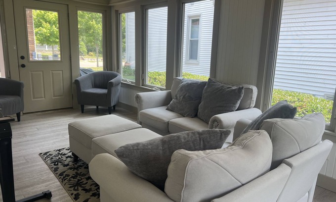 Culver Casa | Cozy Craftsman home located downtown Culver