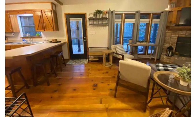 Hattiesburg Cabina | Cozy Creek Cabin