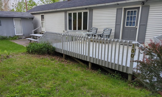 Naples Cabaña | Cozy Creek Cottage, situated between the beautiful rolling hills of Italy, NY