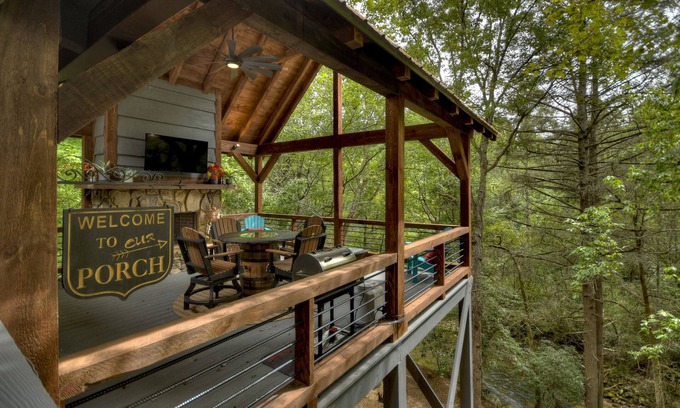 Epworth Cabina | Cozy Creek welcomes pets to its tranquil waters, offering fishing, swimming, a hot tub, outdoor fireplace, fire-pit, and WiFi