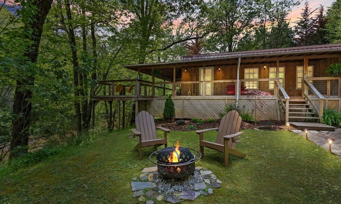 Hillsville Cabina | Cozy creekside cabin w barrel sauna, covered wraparound deck - pet friendly!