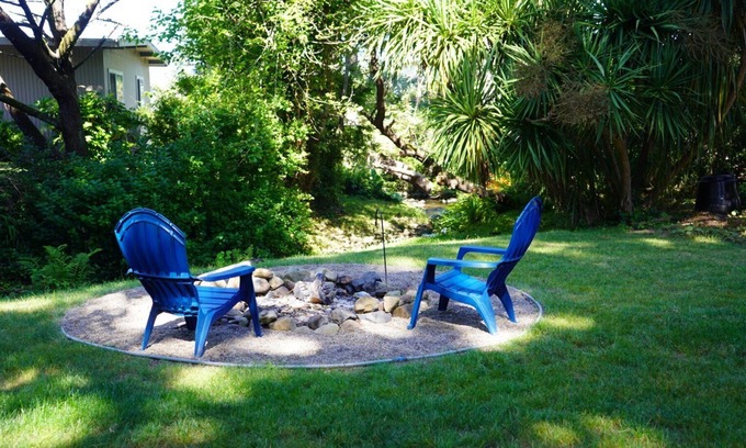 Oregon Coast Cabina | Cozy Creekside Cabin w/fire pit, steps from the beach and town
