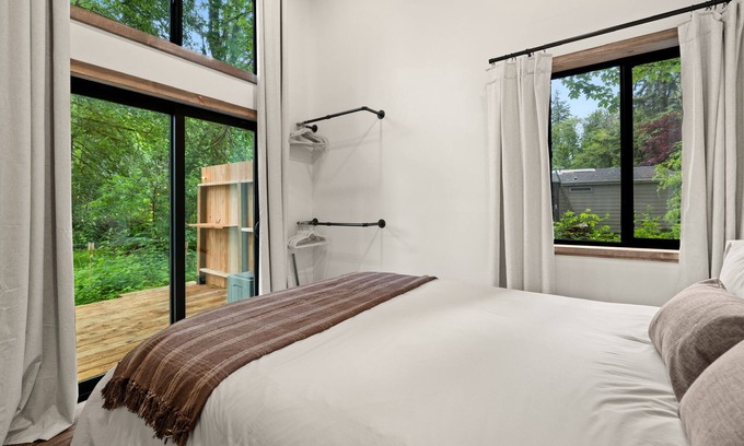 Seaside Cabina | Cozy creekside cabin with AC