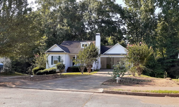 Newnan Casa | Cozy Creekside House