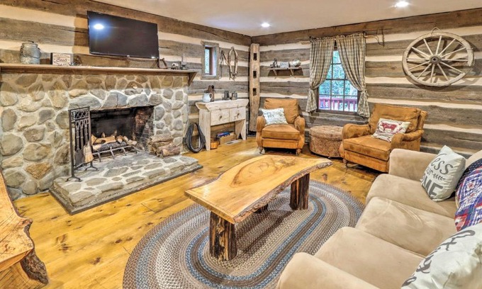 Sautee Nacoochee Casa | Cozy Creekside Mountain Escape with Hot Tub!