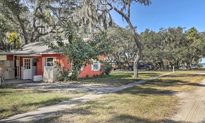 Crystal Beach Cabaña | Cozy Crystal Beach Cottage: Walk to Shoreline