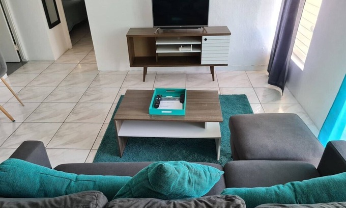 Beverly Hills Condominio | Cozy Crystal Towers Liguanea Kingston 2 BR Apt