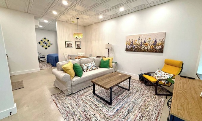 Pilot Mountain Apartamento | Cozy Cure is a modern farmhouse Alcove studio in downtown Pilot Mountain