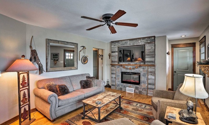 Custer Casa | Cozy Custer Cottage w Deck: Walk to Shops & Food!