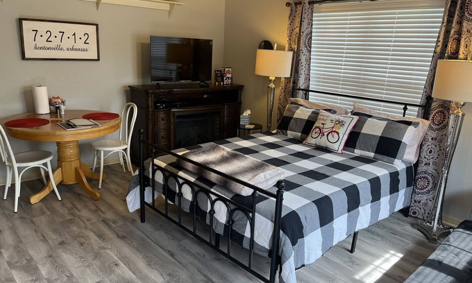 Bentonville Apartamento | Cozy, cute studio! Safe and quiet neighborhood, Comfy bed; Near downtown!