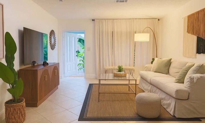 Dania Beach Casa | Cozy Dania Beach House w/ Fenced Backyard!