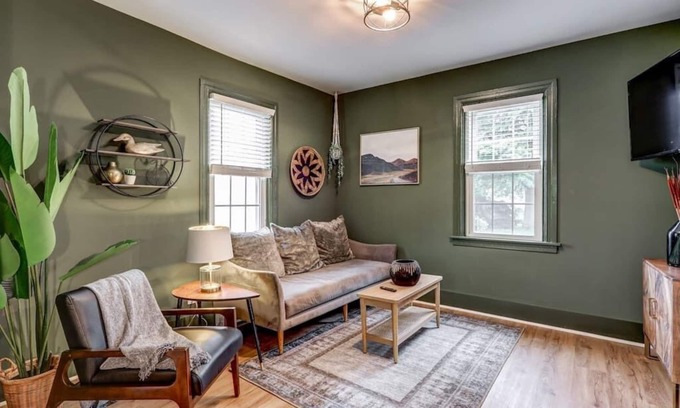 Mountville Casa | Cozy Dark & Moody Home, New Reno, 10 mins to Lanc!