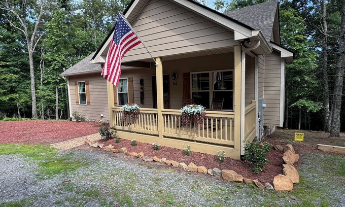 Morganton Cabina | Cozy Day Break! Hot Tub, Fire Pit, Horse Shoes, Near Nottley Lake