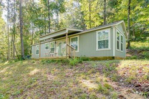 Demorest Casa | Cozy Demorest Cottage Fire Pit and Porch